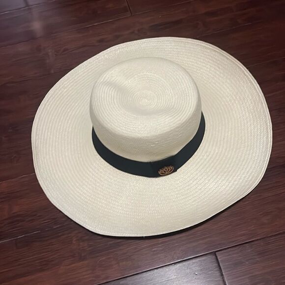 Guadalupe Hat - Light Beige - Size Small BRAND NEW Hat - Black Brim Gold Logo - Picture 1 of 3